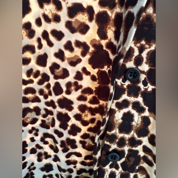 Woman’s large, leopard print blouse - Picture 2 of 3